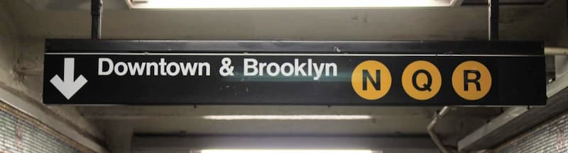 Directional signs to the downtown platform