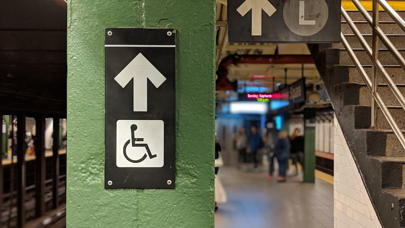 A handicap sign showing you where you can find elevators