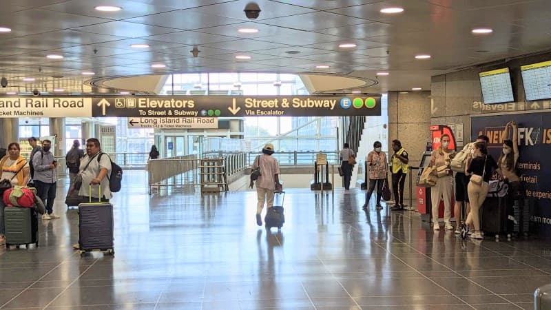 Signs to the E subway at Jamaica station